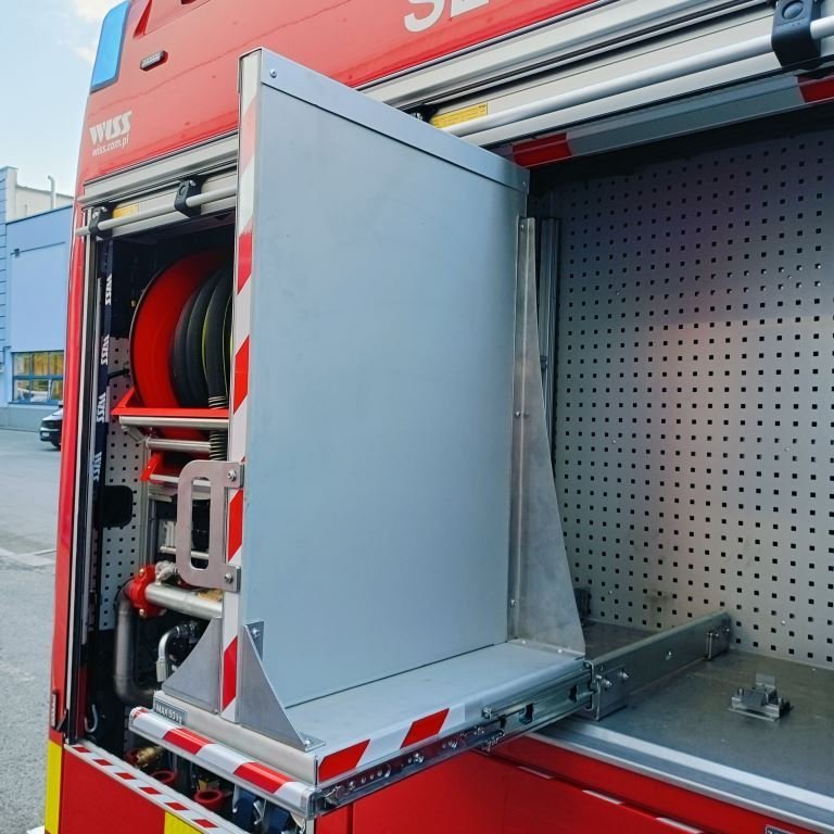 Útdreginn veggur í miðskáp hægra megin