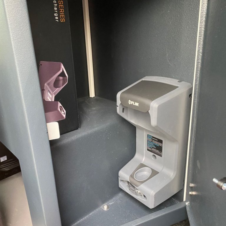 Hitamyndavélardokka í skáp í áhafnarhúsi