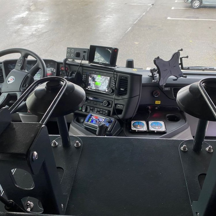 Mælaborð hjá ökumanni og hjálmafestingar