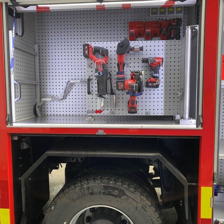 Miðskápur hægramegin Milwaukee verkfæri