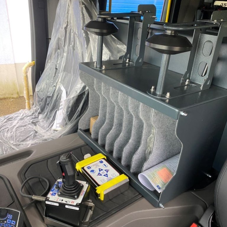 Skápur að framan ásamt stýringum fyrir mónitóra