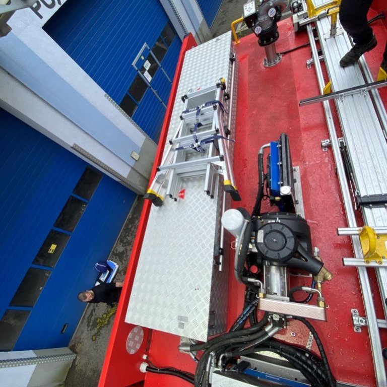 Þak Kælibúnaður, pressa og rafall ásamt mónitór