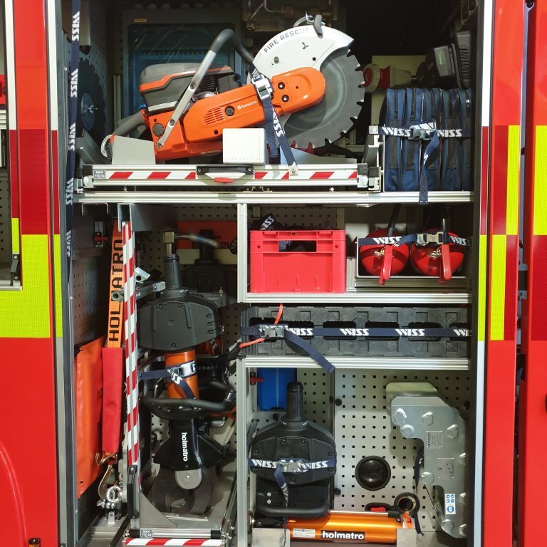 Skápur nr. 7. Neðst í þessum skáp er One Seven loftdæla. Að öðruleyti er hann fyrir Holmatro björgunartæki, stoðir, smábúnað og sagir