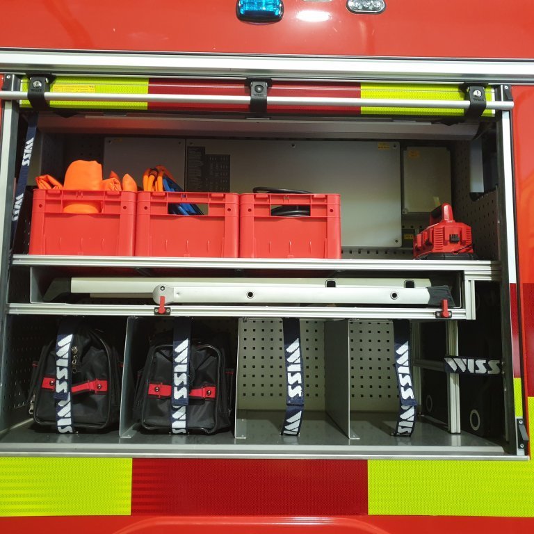 Skápur nr. 6 Þar eru töskur með ýmsum handverkfærum og rafmagsverkfærum. Einnig kassar með Holmatro búnaði og Holmatro lyftipúðar og stýribúnaður í kringum það.