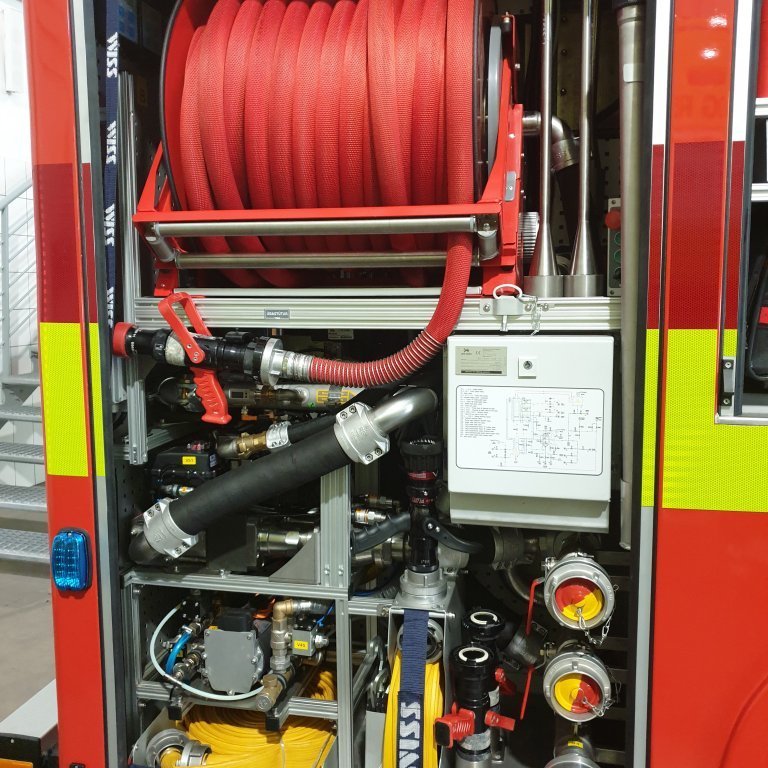 Skápur nr. 5 One Seven búnaðurinn ásamt slöngukefli og stútum fyrir kerfið. Einnig í sama skáp Guardman 42mm slöngur og Protek stútar