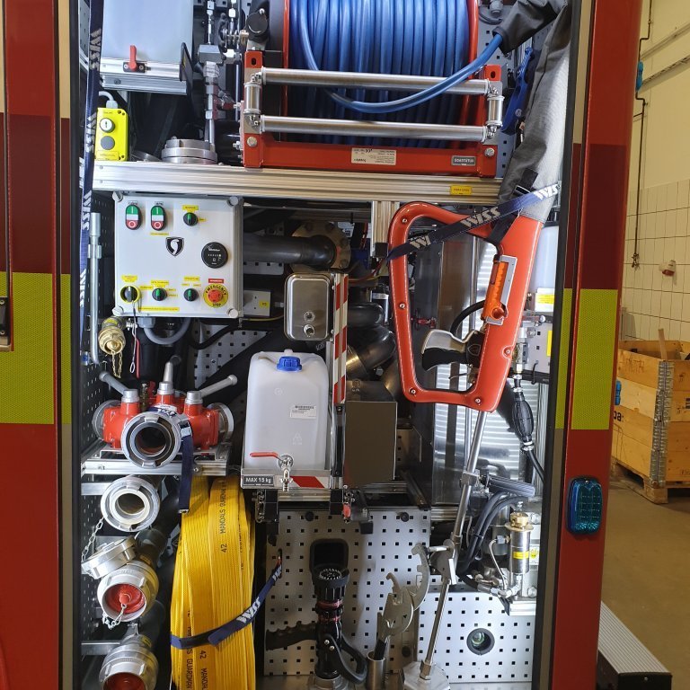 Skápur nr. 3 en þar er Coldcut Cobra búnaðurinn ásamt slöngukefli. Búnaðurinn vinnur um lensu á 280 bara þrýsting en á froðustút á 80 börum. Einnig í sama skáp Guardman 42mm slöngur, greinistykki  og Protek stútar