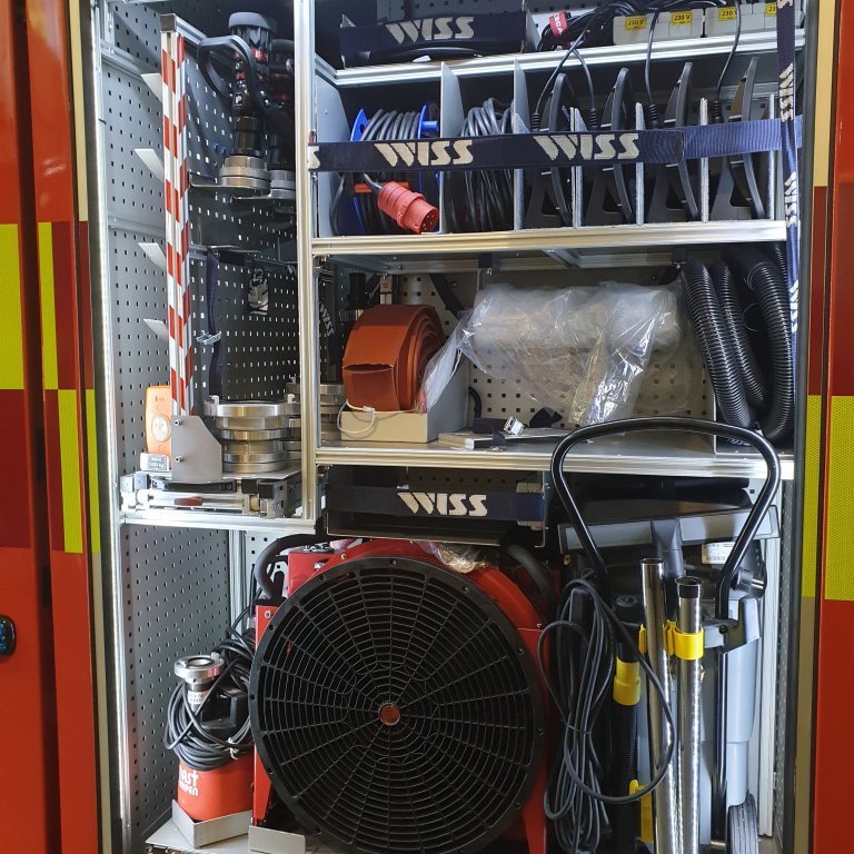 Skápur nr. 1 þar sem vinnuljós, BlowHard reykblásarar og Mast brunndælur eru ásamt vatnssugu