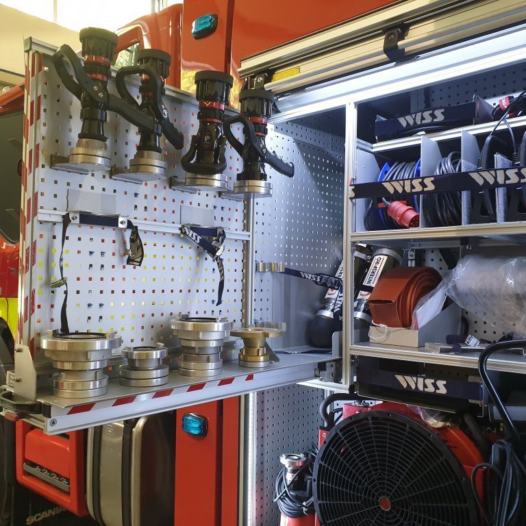 Útdraganlegur veggur í skáp nr. 1 þar sem stútar, greinistykki, millistykki, aukaloftkútar ofl. er haft