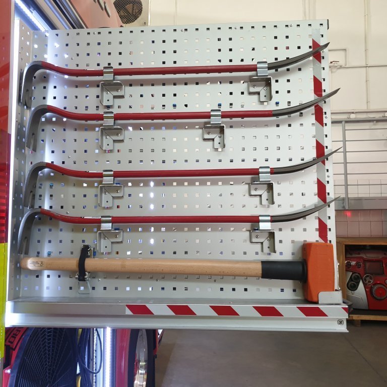 Útdraganlegur veggur í skáp nr. 1 þar sem sleggja og kúbein eru geymd og fl.