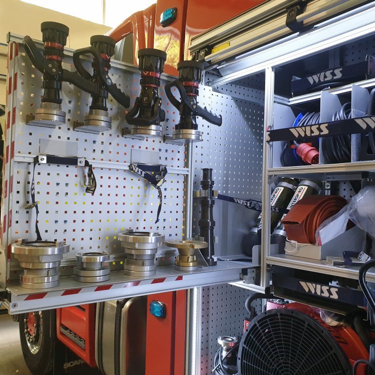 Útdraganlegur veggur í skáp nr. 1 þar sem stútar, greinistykki, millistykki, aukaloftkútar ofl. er haft