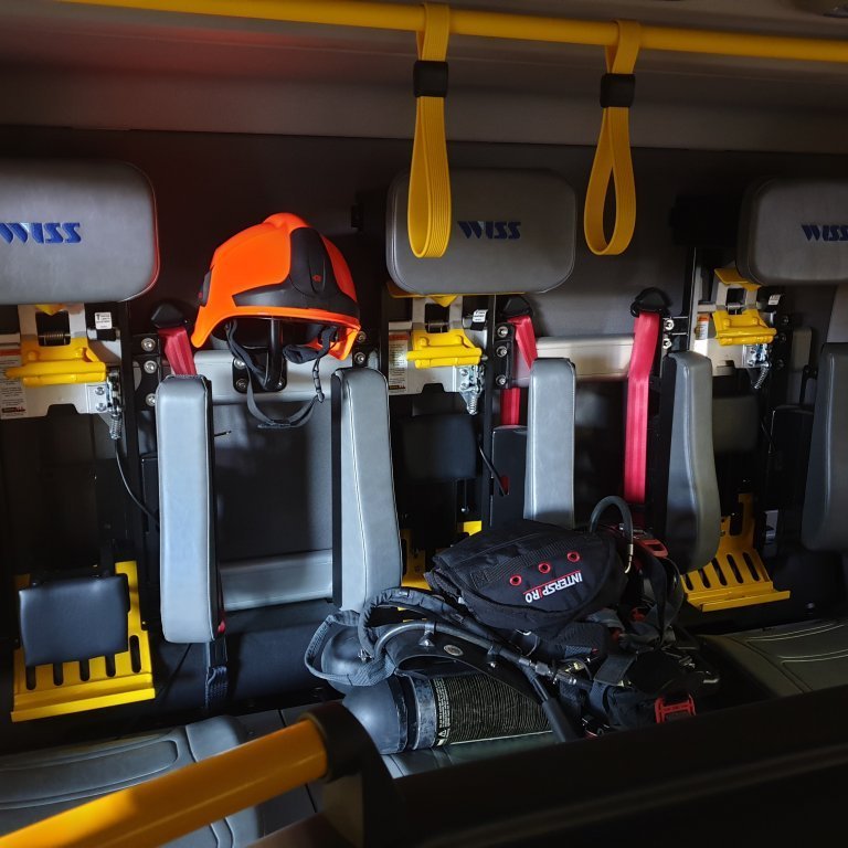 Reykkafarastólar í afturhluta af Boström gerð fyrir Interspiro reykköfunartæki m/tvöföldum kútum