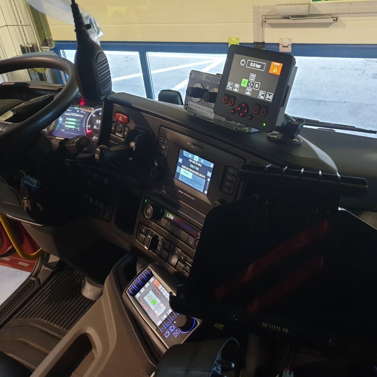 Skjáir í ökumannshúsi sem sýna stöðu búnaðar hvort sem það eru dæla eða One Seven kerfið ásamt ýmsum viðvörunarnemum. Hér eru myndavélaskjáir líka