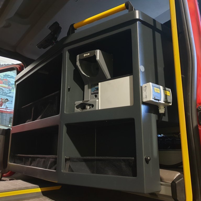 Sérsmíðuð innrétting milli fram og afturhluta ökumannshúss