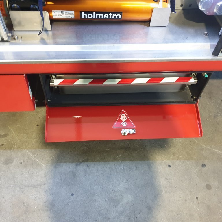 Opnun á skúffum undir bifreiðinni fyrir m.a. Holmatro keðjur og króka