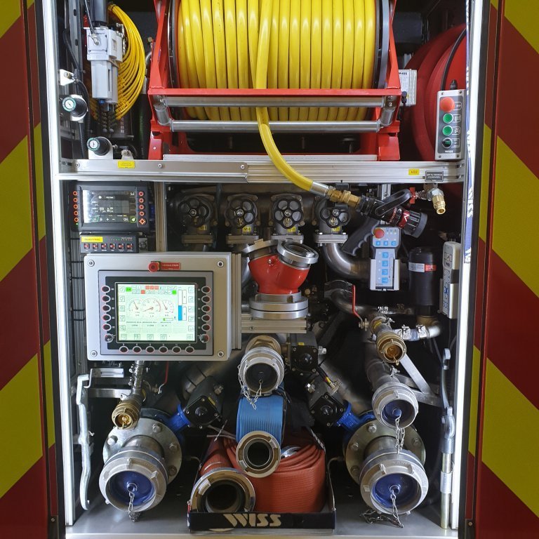 Dæluskápurinn með Wiss stjórnskjá inn og úttökum og háþrýstislöngukefli