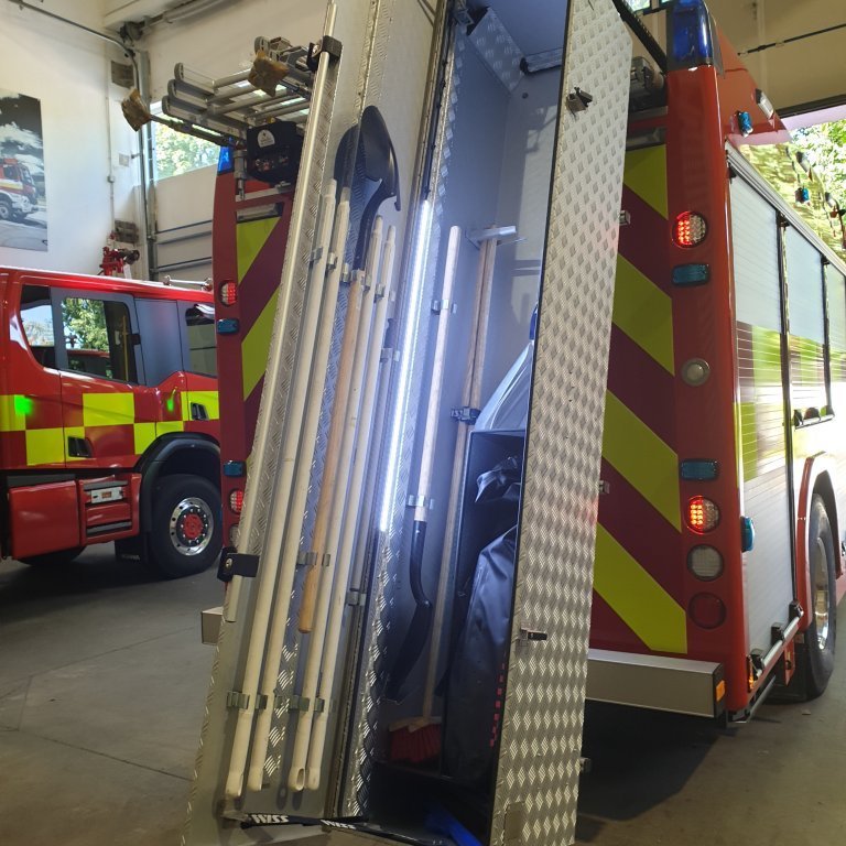 Baggio rennur niðri. Kassi með inniljósi. Viðvörunarnemi í loki