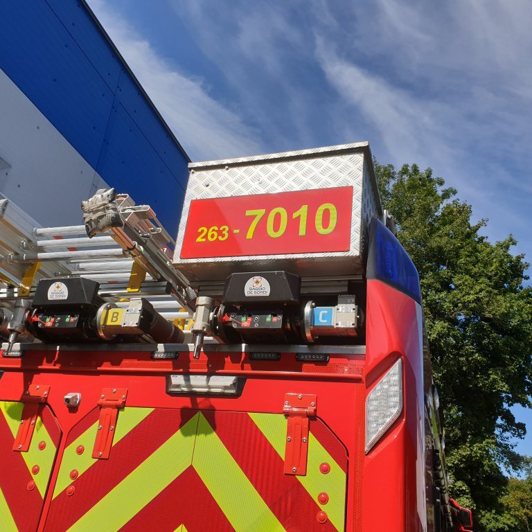 Kassinn á þaki var merktur númeri bifreiðarinnar