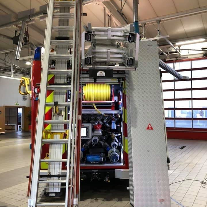 Stigi og kassi niðri. Miðju rennan ekki niðri en á henni eru lausir BAS stigar