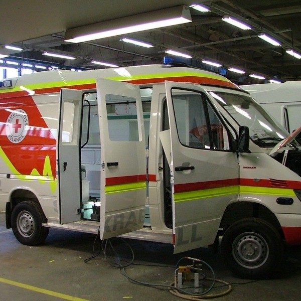 Sérsmíðaðar hliðarhurðir í stað rennihurða