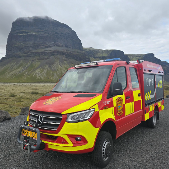 Hornafjörður Slökkviliðsbill undir Lómagnúp