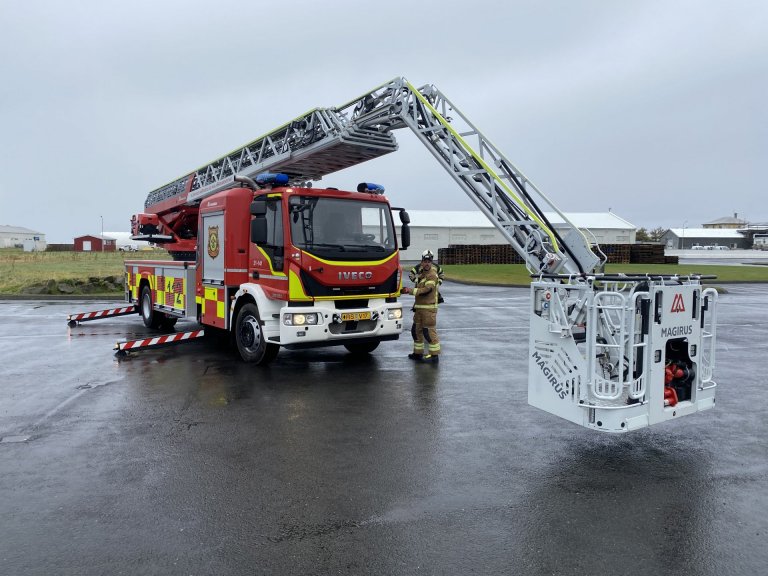 Stærsti stigabíll landsins verður formlega afhentur Slökkviliði Akraness og Hvalfjarðasveitar í dag.