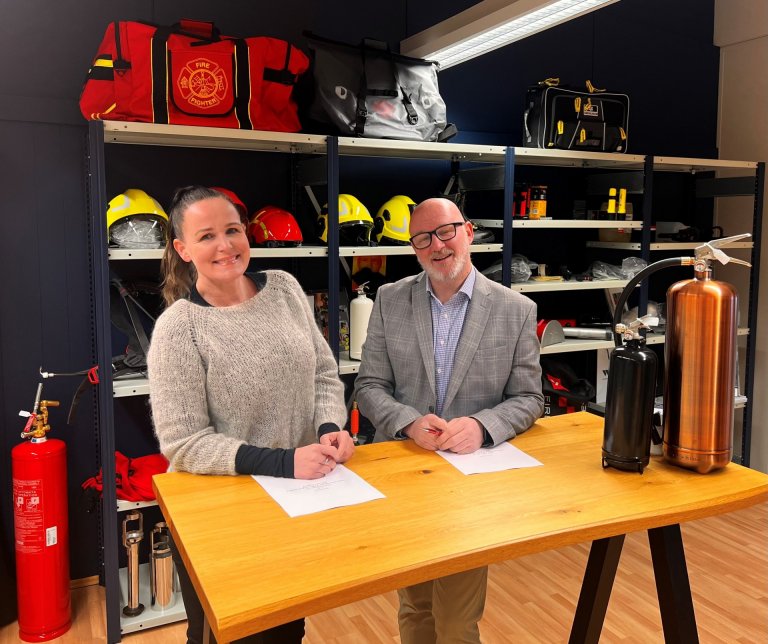 Mynd frá undirritun samnings:
Dagný Guðmundsdóttir Framkvæmdastjóri Ólafs Gíslasonar & Co
Kristinn&hellip;